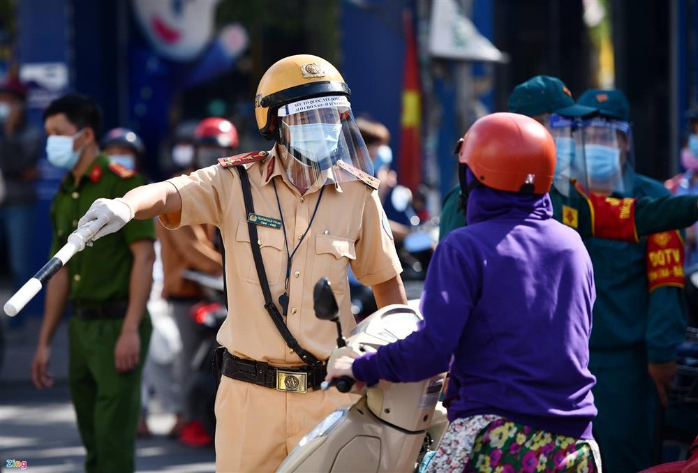 Dòng người xin đi qua chốt ở Gò Vấp-4