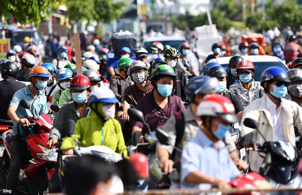 Dòng người xin đi qua chốt ở Gò Vấp-5