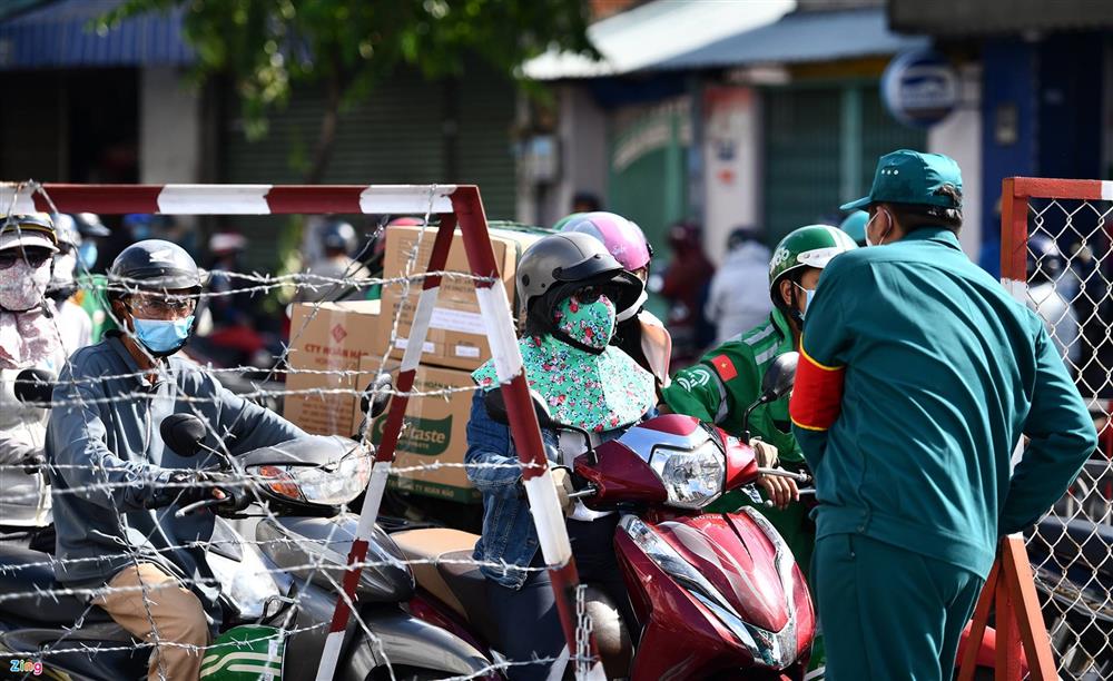 Dòng người xin đi qua chốt ở Gò Vấp-7