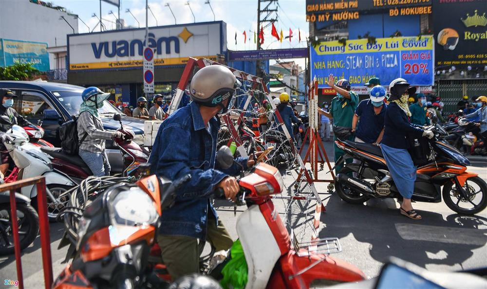 Dòng người xin đi qua chốt ở Gò Vấp-8