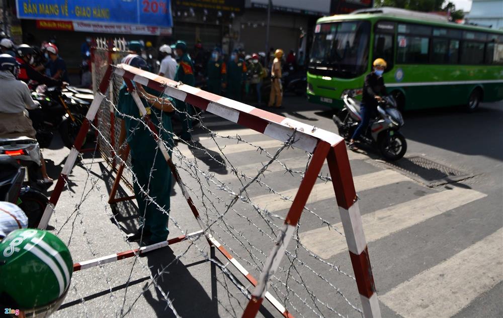 Dòng người xin đi qua chốt ở Gò Vấp-9