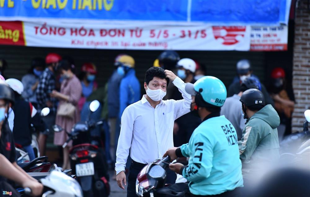 Dòng người xin đi qua chốt ở Gò Vấp-10