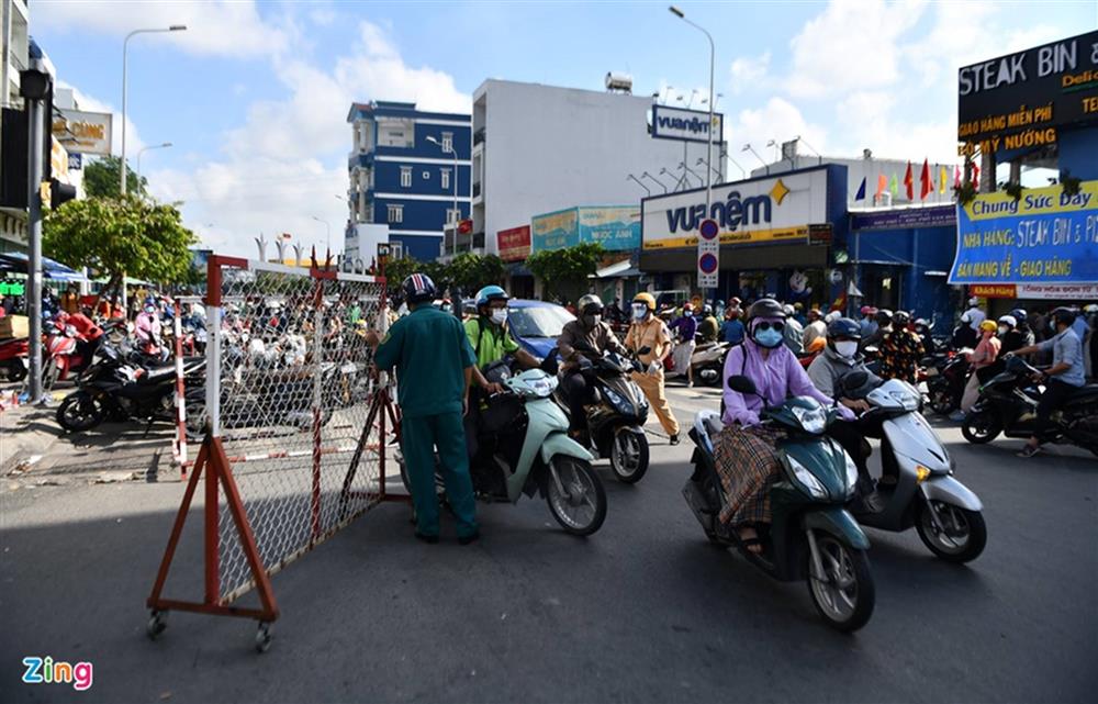 Dòng người xin đi qua chốt ở Gò Vấp-12