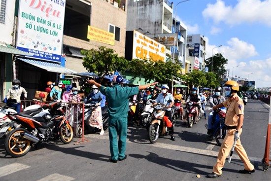 Dòng người xin đi qua chốt ở Gò Vấp