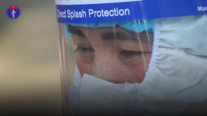 Clip: Cận cảnh nhân viên y tế lấy mẫu xét nghiệm Covid-19 giữa trời nóng 40 độ C ở Bắc Ninh-1