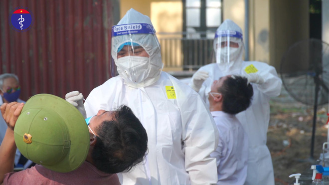 Clip: Cận cảnh nhân viên y tế lấy mẫu xét nghiệm Covid-19 giữa trời nóng 40 độ C ở Bắc Ninh-2