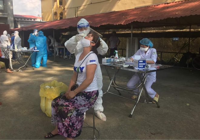Clip: Cận cảnh nhân viên y tế lấy mẫu xét nghiệm Covid-19 giữa trời nóng 40 độ C ở Bắc Ninh-4