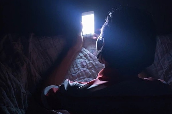 Thời điểm nguy hiểm nhất trong ngày bạn không nên dùng điện thoại vì có thể làm hỏng võng mạc, gây trầm cảm và ung thư-2