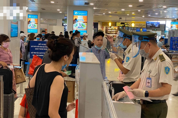 Khởi tố thanh niên vượt chốt phòng dịch ăn nhậu, đấm người thi hành công vụ-3