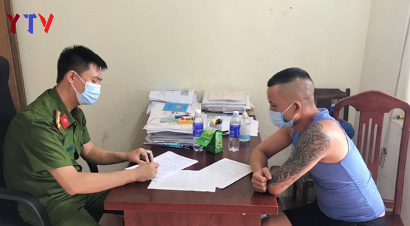 Khởi tố thanh niên vượt chốt phòng dịch ăn nhậu, đấm người thi hành công vụ-2
