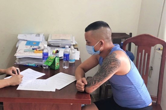 Khởi tố thanh niên vượt chốt phòng dịch ăn nhậu, đấm người thi hành công vụ