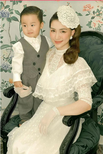 Hòa Minzy chính thức công khai chính diện gương mặt con trai, cậu nhóc có nhiều nét giống bố-1