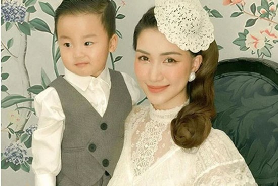 Hòa Minzy chính thức công khai chính diện gương mặt con trai, cậu nhóc có nhiều nét giống bố