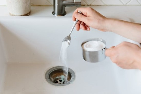 Không cần đụng hóa chất, chỉ cần 2 nguyên liệu sẵn trong bếp này bạn đã có thể thông sạch các loại đường ống