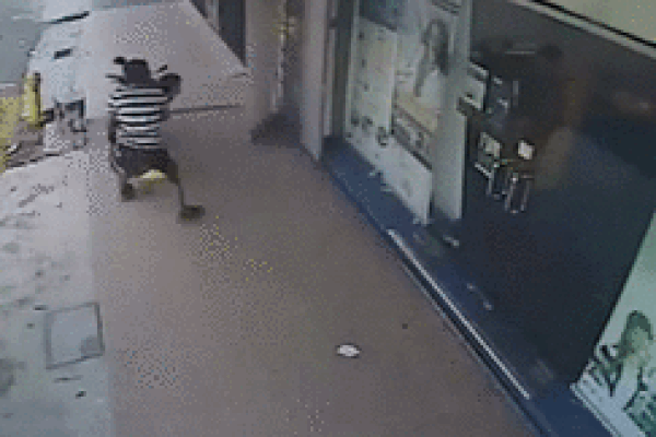 Clip: Đi cướp gặp đúng nữ cao thủ, thanh niên nhận ngay kết đắng-1