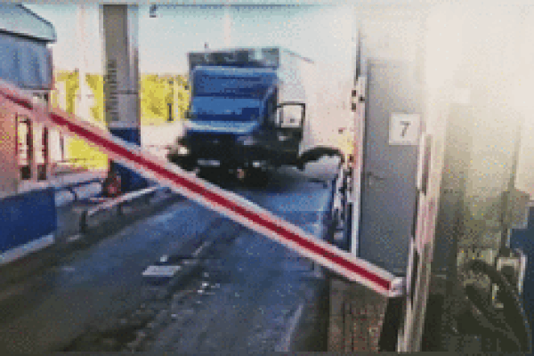 Tài xế container văng khỏi cabin sau khi đâm vào trạm thu phí