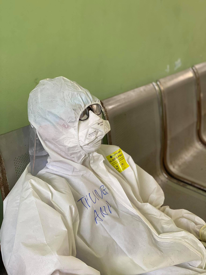 Nam sinh 20 tuổi ngất xỉu khi lấy mẫu xét nghiệm trong thời tiết 40 độ ở Bắc Giang: Mình ngồi xuống định nghỉ một lúc thì sau đó không biết gì nữa...-3