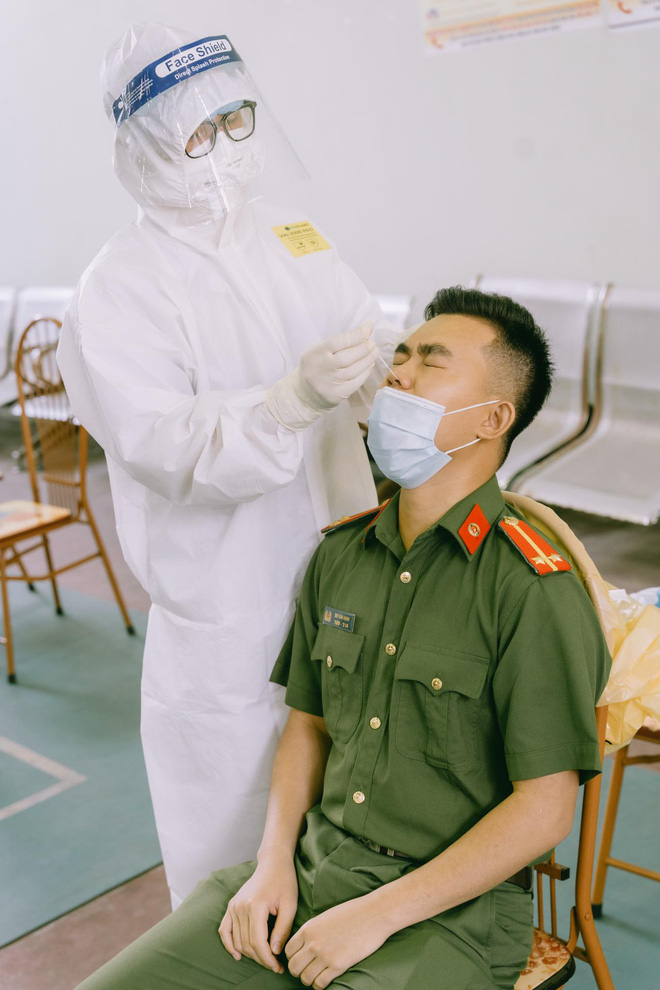 Nam sinh 20 tuổi ngất xỉu khi lấy mẫu xét nghiệm trong thời tiết 40 độ ở Bắc Giang: Mình ngồi xuống định nghỉ một lúc thì sau đó không biết gì nữa...-4