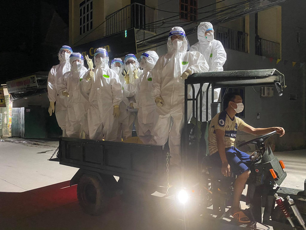 Nam sinh 20 tuổi ngất xỉu khi lấy mẫu xét nghiệm trong thời tiết 40 độ ở Bắc Giang: Mình ngồi xuống định nghỉ một lúc thì sau đó không biết gì nữa...-8