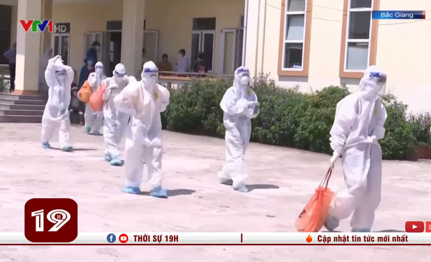 Xót xa hình ảnh nhân viên y tế dội nước đá lên người để làm mát khi phải mặc đồ bảo hộ kín mít dưới nắng nóng 40 độ C-1