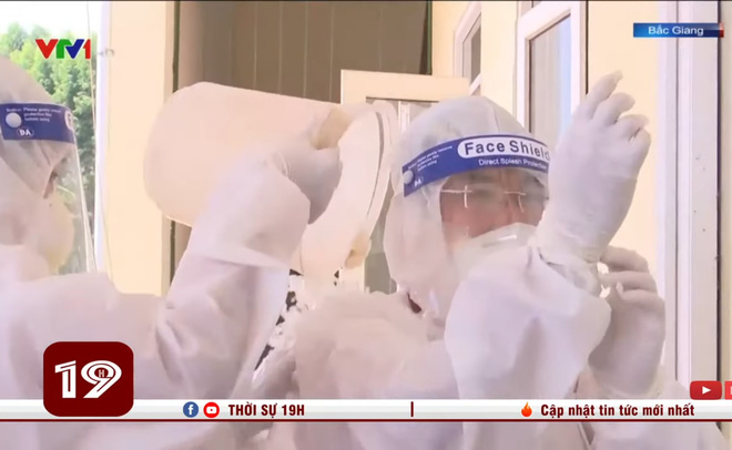 Xót xa hình ảnh nhân viên y tế dội nước đá lên người để làm mát khi phải mặc đồ bảo hộ kín mít dưới nắng nóng 40 độ C-2