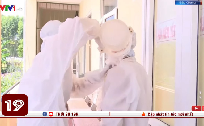 Xót xa hình ảnh nhân viên y tế dội nước đá lên người để làm mát khi phải mặc đồ bảo hộ kín mít dưới nắng nóng 40 độ C-3