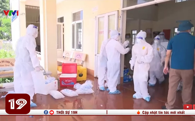 Xót xa hình ảnh nhân viên y tế dội nước đá lên người để làm mát khi phải mặc đồ bảo hộ kín mít dưới nắng nóng 40 độ C-4