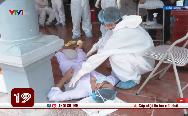 Xót xa hình ảnh nhân viên y tế dội nước đá lên người để làm mát khi phải mặc đồ bảo hộ kín mít dưới nắng nóng 40 độ C-5