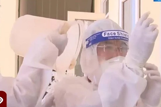 Xót xa hình ảnh nhân viên y tế dội nước đá lên người để làm mát khi phải mặc đồ bảo hộ kín mít dưới nắng nóng 40 độ C