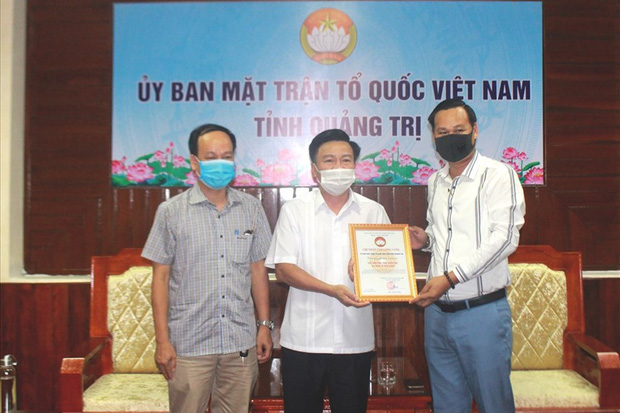 Đại diện NS Hoài Linh trao 1 tỷ đồng ủng hộ người dân vùng lũ Quảng Trị, hé lộ kế hoạch cứu trợ miền Trung giữa lùm xùm-1