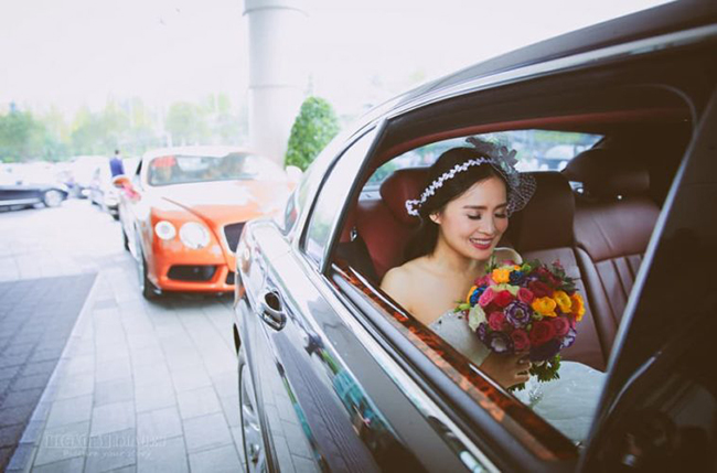 Gái lớn lấy chồng giàu, gái nhỏ lấy chồng nghèo, một năm sau hai con gái cùng về thăm nhà, người mẹ chết lặng-1