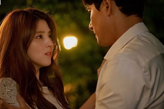 Tái hôn với người chồng đẹp trai kém 10 tuổi, một lần tình cờ tìm ra bí mật của anh tôi cảm thấy rợn người