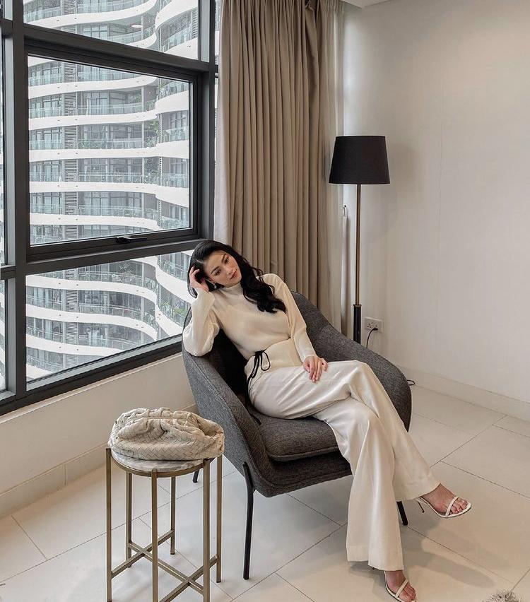 Giãn cách xã hội: Mỹ nhân Việt lên đồ sang chảnh, tận dụng mọi góc nhà sống ảo-3