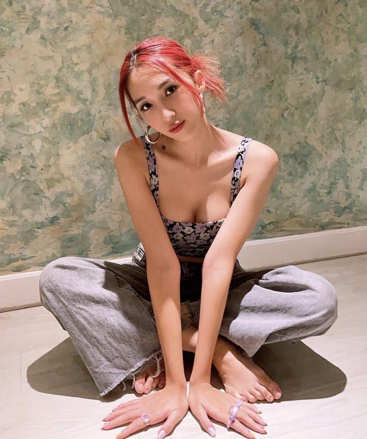 Giãn cách xã hội: Mỹ nhân Việt lên đồ sang chảnh, tận dụng mọi góc nhà sống ảo-6