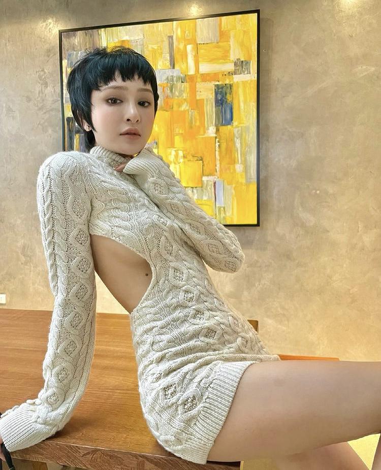 Giãn cách xã hội: Mỹ nhân Việt lên đồ sang chảnh, tận dụng mọi góc nhà sống ảo-7