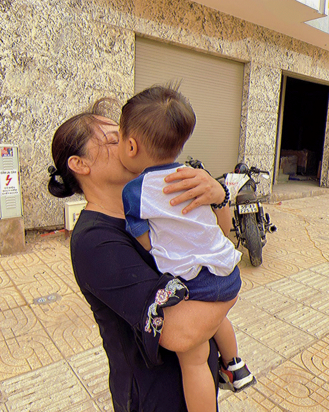 Cậu ấm miền Tây nhà Hòa Minzy: Lộ diện đúng ngày sinh nhật mẹ, so với ảnh bố hồi bé ai cũng trầm trồ vì 1 điều-5