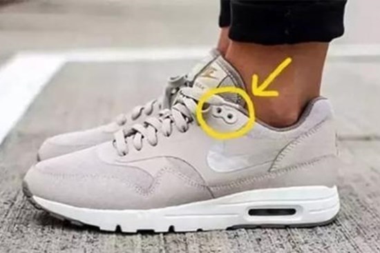 Công dụng của lỗ nhỏ cuối cùng trên giày thể thao là gì? Nhiều người không ngờ...