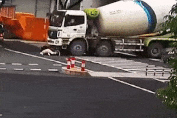 Bất ngờ sang đường, cụ ông ngồi xe lăn bị xe bồn tông ngã, cuốn vào gầm