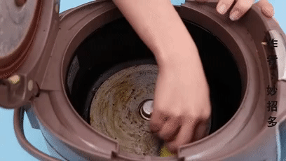 Dùng nồi cơm điện 10 năm chưa chắc bạn đã phát hiện ra nếu lau chỗ này thì hàng tháng tiết kiệm được rất nhiều tiền điện-2