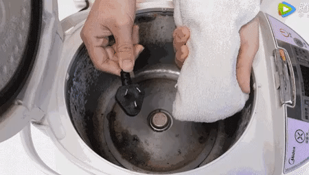 Dùng nồi cơm điện 10 năm chưa chắc bạn đã phát hiện ra nếu lau chỗ này thì hàng tháng tiết kiệm được rất nhiều tiền điện-4