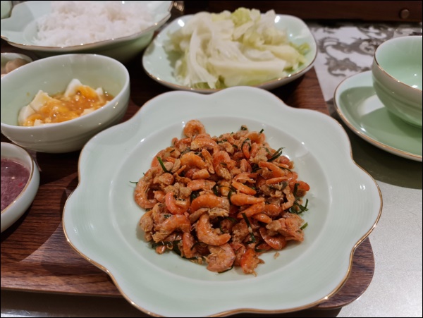 Siêu mẫu Vũ Thu Phương đảm đang nấu ăn ngày dịch, toàn món ngon đậm đà vị Bắc&nbsp;cực hao cơm-6