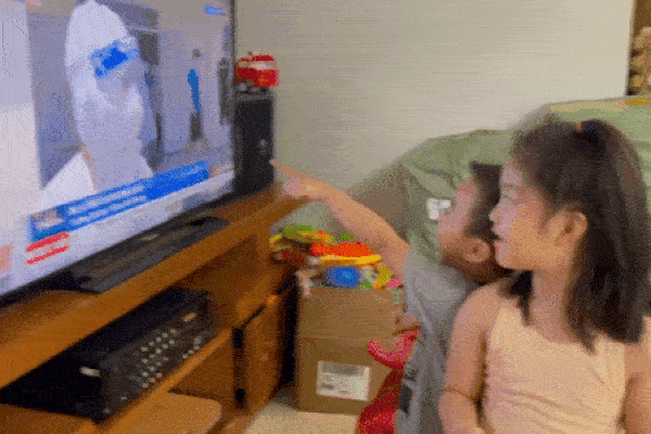 Con của bác sĩ đang chống dịch ở Bắc Giang nhận ra mẹ trên tivi