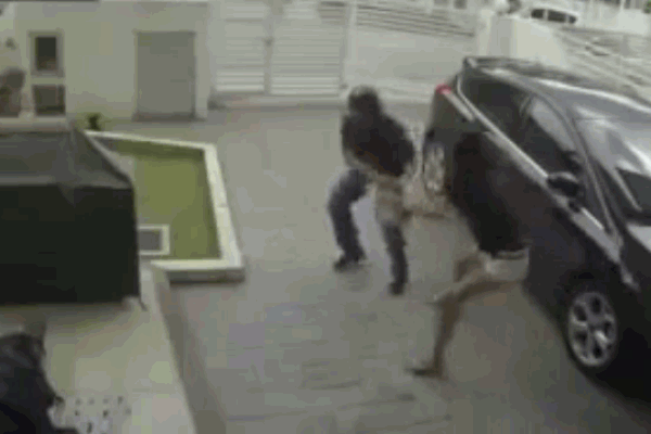 Clip: Cố giằng co với tên cướp, người phụ nữ bị kéo lê vài trăm mét-1