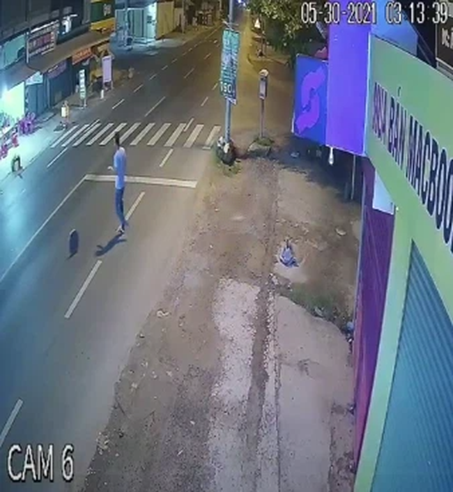 Thanh niên vui chân lăn cục bê tông ra giữa đường, điều khủng khiếp xảy ra sau đó chỉ ít phút ngắn ngủi-1