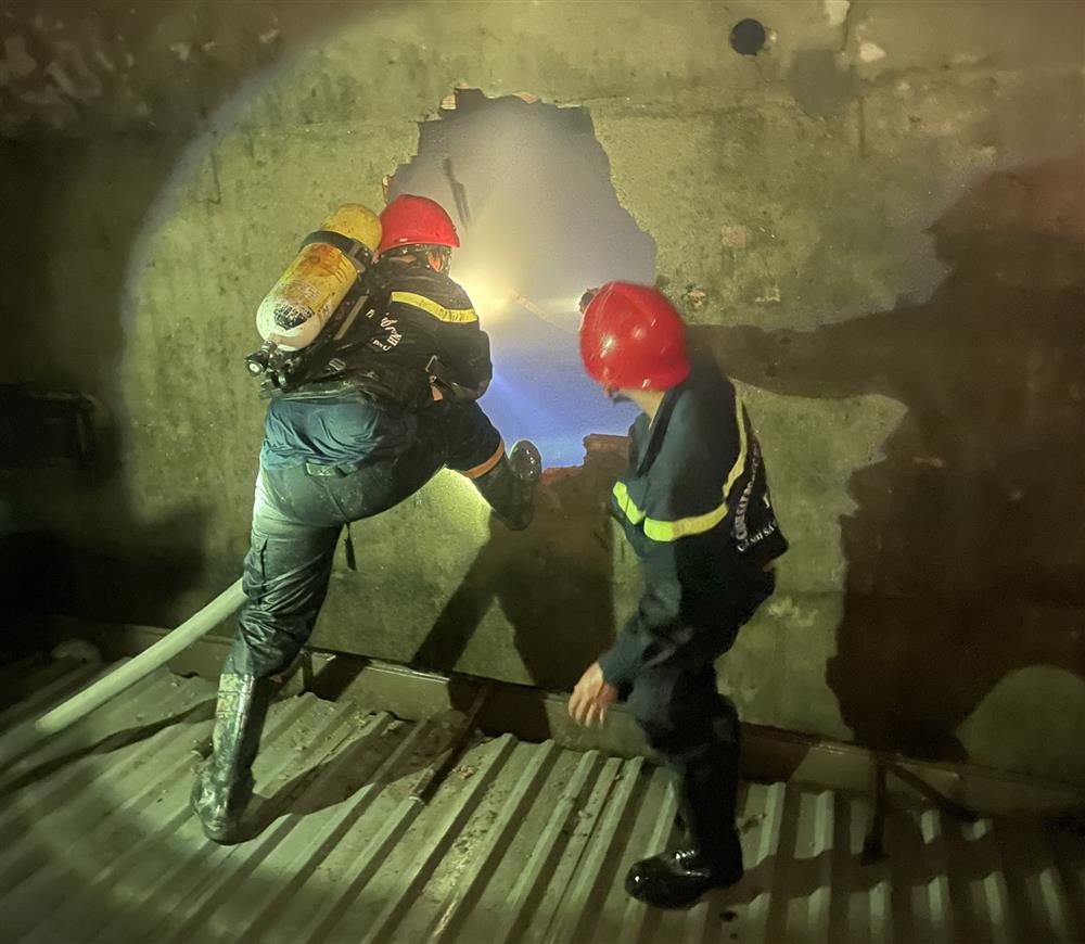 Cháy nhà ở TP.HCM, người vợ tử vong, chồng cùng con trai nhập viện-1