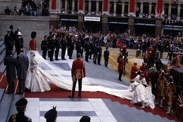 Loạt bí mật ít ai biết phía sau đám cưới của Hoàng gia Anh, đặc biệt là sự cố chỉ muốn giấu nhẹm đi với váy cưới của Công nương Diana-6