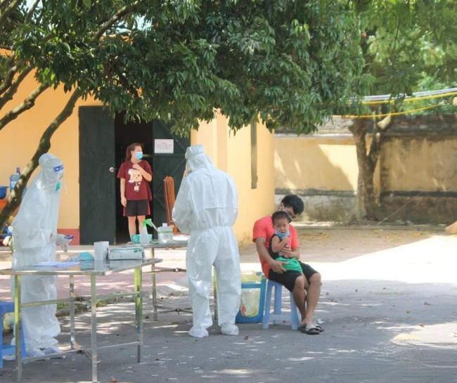 Tết Thiếu nhi đặc biệt của em bé dũng cảm nhất tâm dịch: Ngoan ngoãn vui chơi nhưng khoảnh khắc nhận quà lại khiến ai nấy đau lòng-4