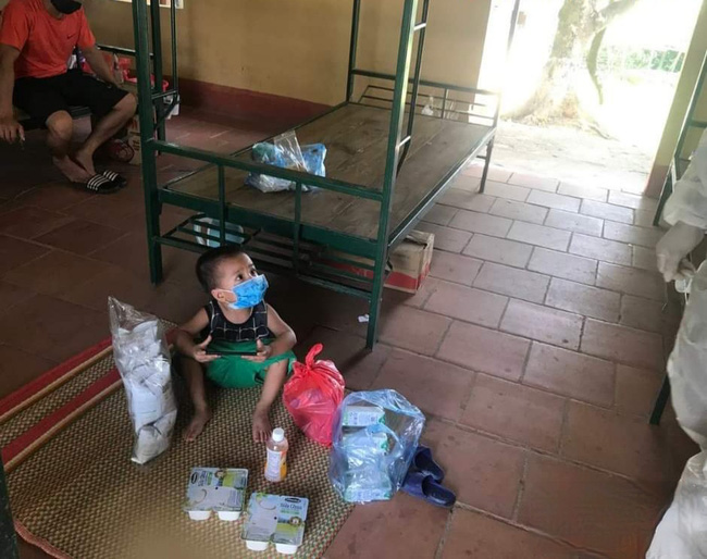 Tết Thiếu nhi đặc biệt của em bé dũng cảm nhất tâm dịch: Ngoan ngoãn vui chơi nhưng khoảnh khắc nhận quà lại khiến ai nấy đau lòng-2