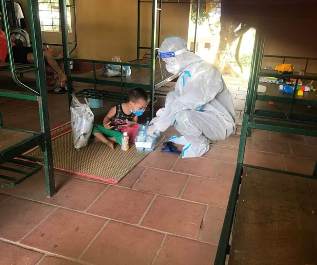 Tết Thiếu nhi đặc biệt của em bé dũng cảm nhất tâm dịch: Ngoan ngoãn vui chơi nhưng khoảnh khắc nhận quà lại khiến ai nấy đau lòng-1