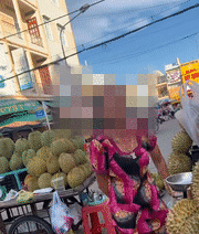 Phẫn nộ lời đáp trả của người phụ nữ bán sầu riêng khi bị phát hiện gian lận: Cân sầu riêng ai cũng sẽ cân thiếu hết, không ai cân đủ!?-1